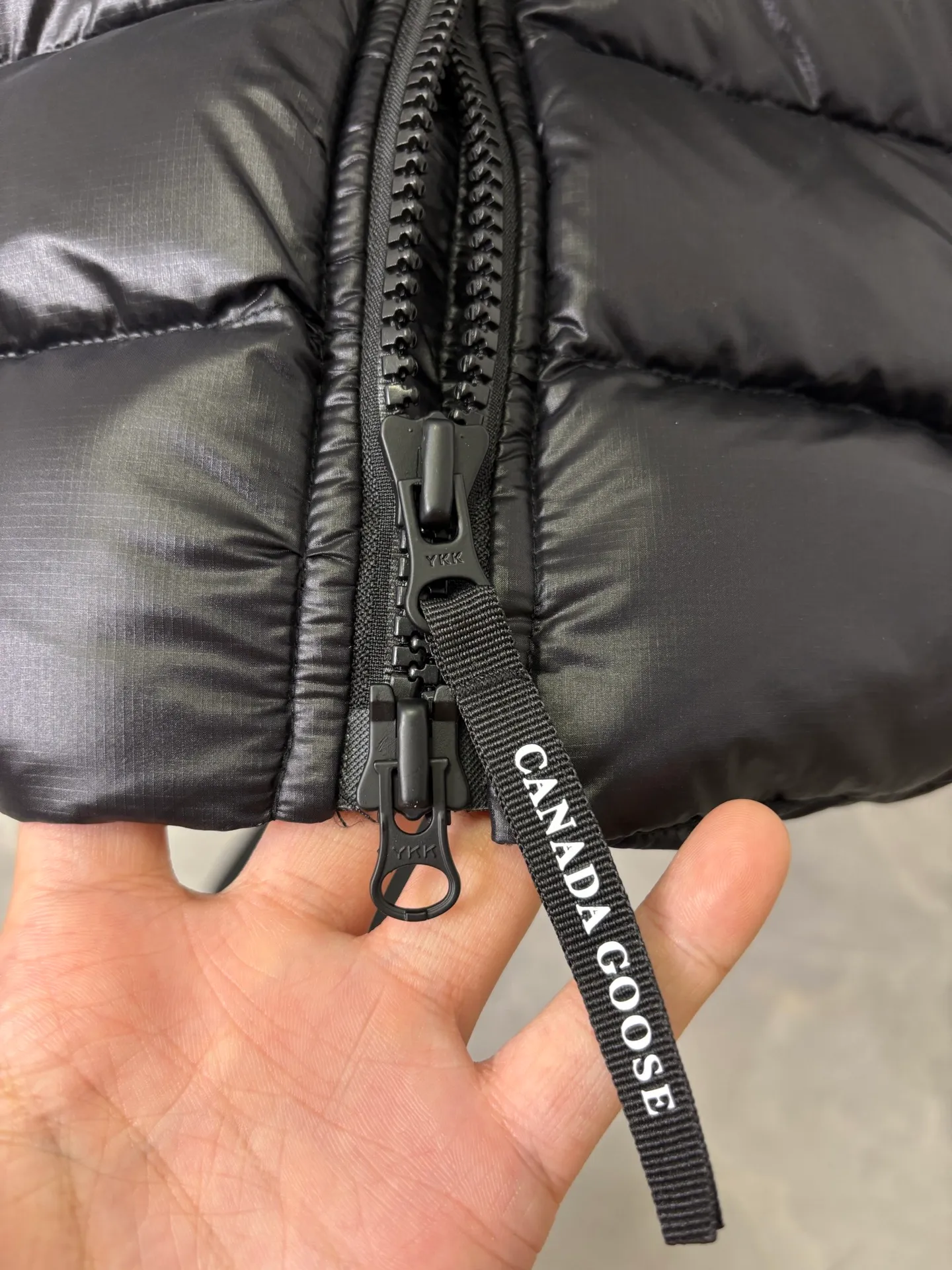 P570 Style number: DC221# [Canada Goose] CROFTON Canada Goose series lightweight 90 down vest R water-repellent treatment Winall windproof fabric 90 white duck down 700 down filling Original mold opening 1:1 Detailed production The upper body effect is stunning The highest version on the market Six sizes~ Color: Black Silver Size: XS-XXL [Picture 9️⃣ Size chart]